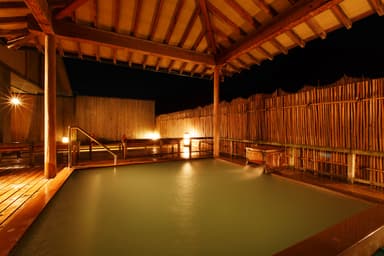 硫黄の成分は湯船の質によって色が変わる