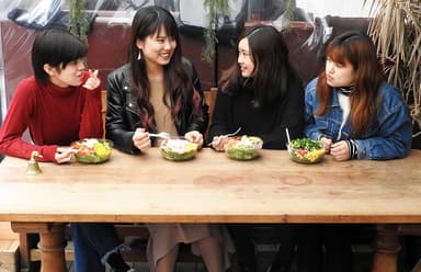 サラダボウルでヘルシーなランチ