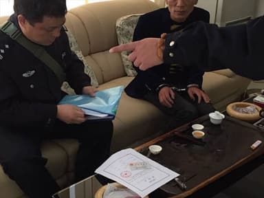 摘発の様子3