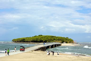 ビーチから見る青島本島