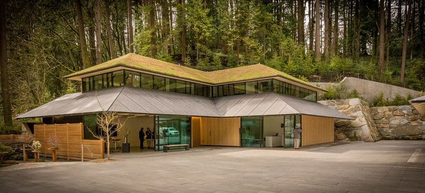 建築家 隈研吾氏監修
「ポートランド日本庭園」（米国）の屋上緑化に
小松精練の超微多孔発泡セラミックス基盤材
『グリーンビズ』を採用
