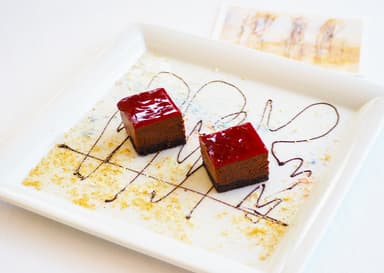 チョコレートのムースとフランボワーズのジュレ