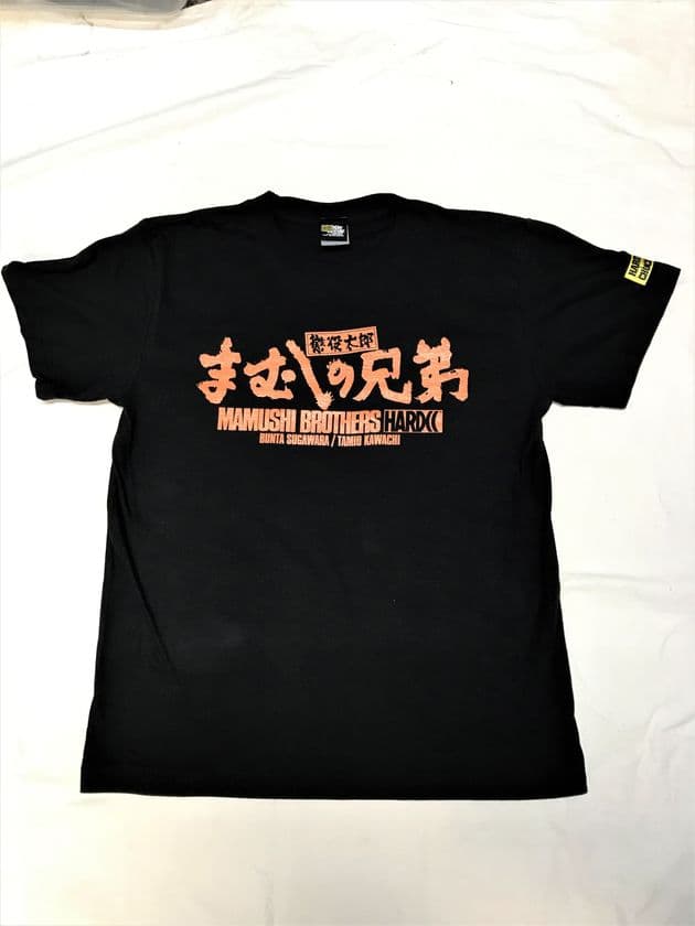 1971年の名作映画“まむしの兄弟”がTシャツになって登場！
マサとカツがドス・ピストルを持って凄む迫力満点デザインに