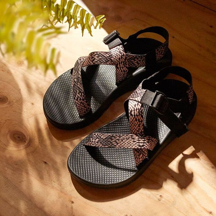ADAM ET ROPE × Chaco　復刻 別注サンダルを4月28日発売！
インパクトのあるパイソン柄を施した新色グレーが登場