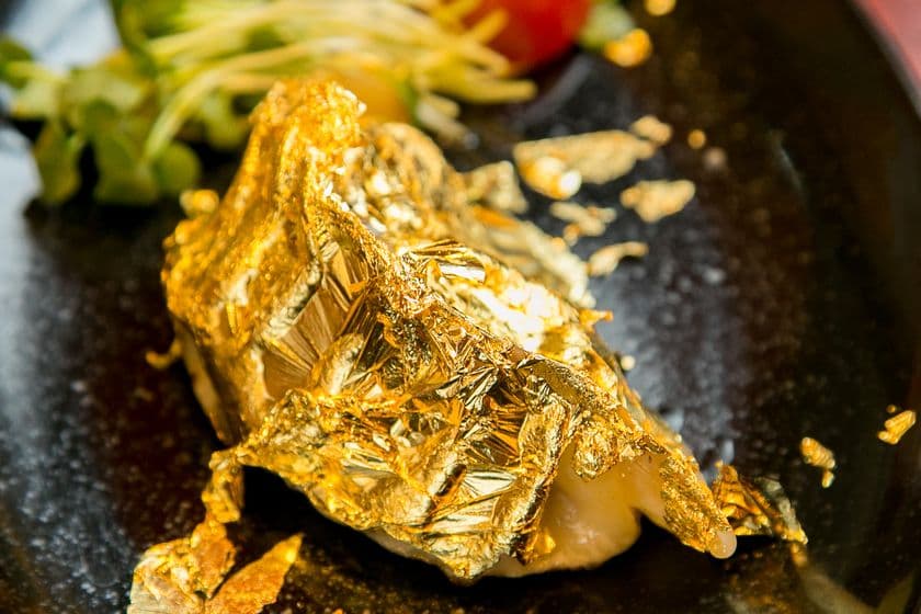 これぞまさしく“ドリームジャンボ”！！
夢の巨大餃子で運が開ける！？
オクトパス(たこ)とオクラ、アタリメなどを
金箔で包んで「億が当たり」そう！
ラッキーワード目白押しの開運★ドリームジャンボ金箔餃子は
ドリームジャンボ宝くじと同じ5月10日(水)からスタート