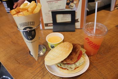 タンドリーチキンのワッフルサンドイッチの「WP セット」950円