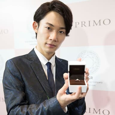 アイプリモの指輪を手にする様子