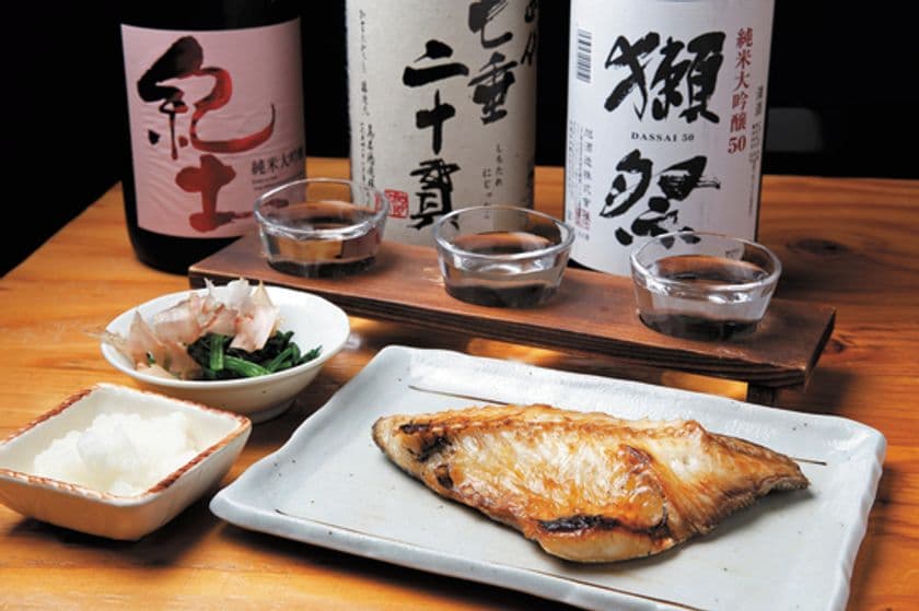 灰燻×日本酒で祝う！
ひもの専門店「ひもの野郎」梅田ナビオ店1周年記念、
期間限定サービス開催
- LINE＠お友達登録で日本酒1杯無料 -