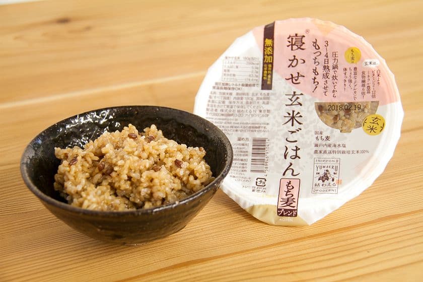 月間10万食を売り上げる大人気の寝かせ玄米レトルトパックに、
話題の「もち麦」をブレンドした注目の新商品発売！