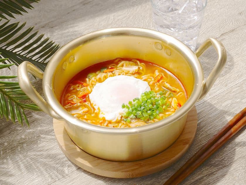 片瀬東浜海水浴場内の海の家にて
「辛ラーメンBeach Restaurant」を7/15～8/31までOPEN！