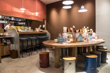 京橋店「ソラノイロ　トンコツ＆キノコ」内観
