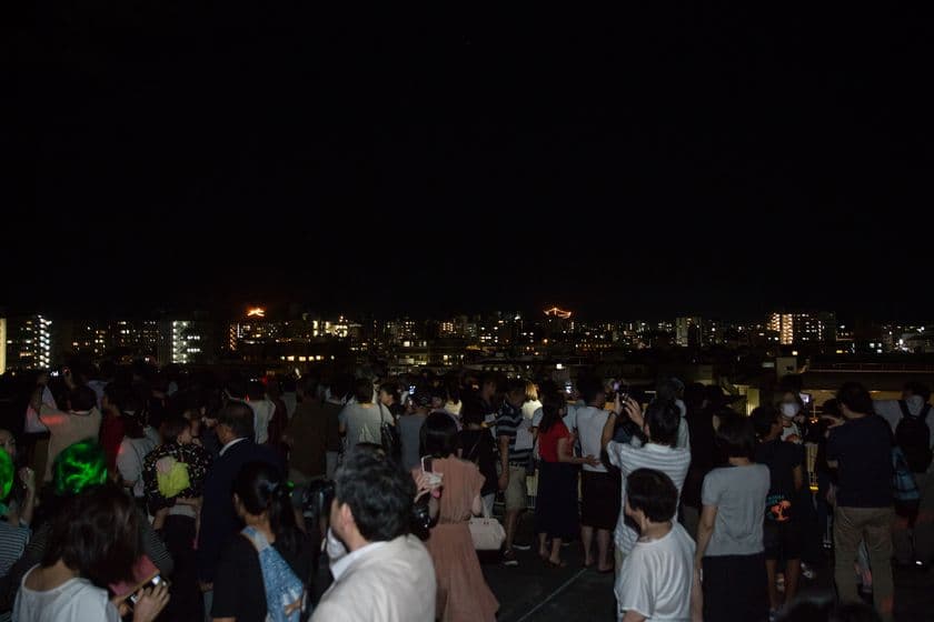 「京都ブライトンホテルで過ごす　五山送り火」に約600人が参加
　特別ディナーと共に京の夏の風物詩「五山送り火」を楽しむ