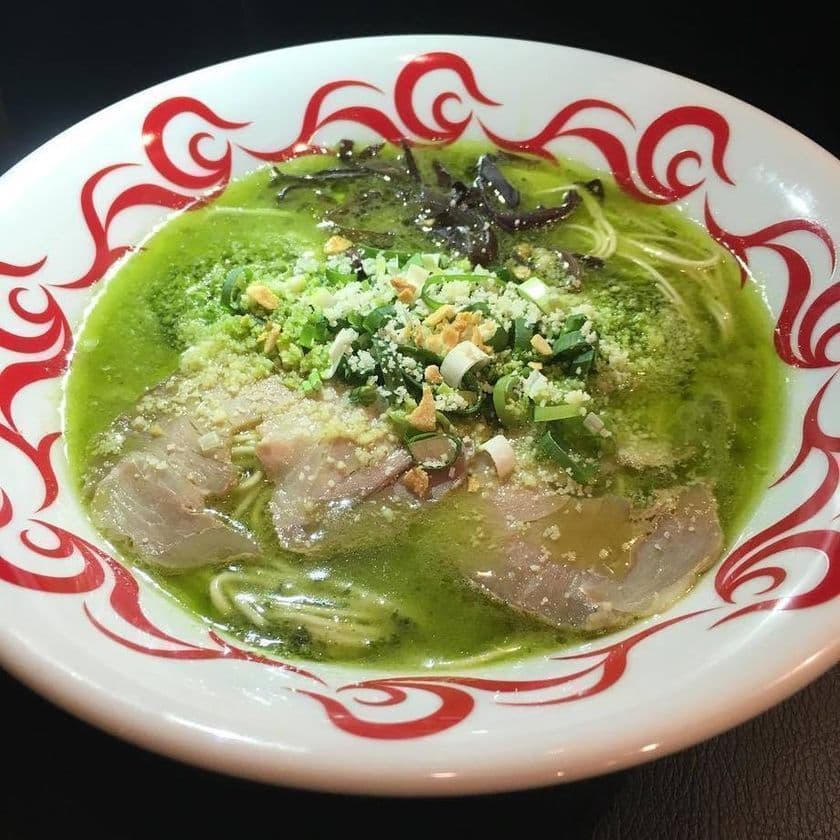 大阪で“緑色”のとんこつラーメンが4ヶ月で800杯を完杯！？
「麺や！サンポルコ」麺マニアや女子などに中毒者が続出
