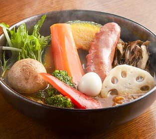 ＜スープカレーGARAKU＞ ポークフランクと８品目野菜のスープカレー