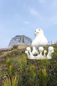 作品：さとうりさ　「あべちゃん、なんかついてるよ」　2017年　自然体感展望台-六甲枝垂れ-撮影：高嶋清俊