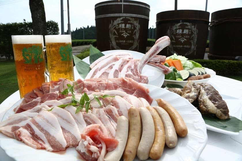 鹿児島空港から1分！本格黒麹豚BBQを楽しむ
黒麹育ちの「黒麹豚」と「クラフトビール」で手ぶらBBQ！
牧場直営「きりしま高原ファームBBQ」が10月28日オープン
