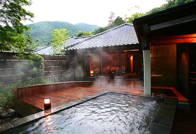 暮れ行く空を眺めつつ湯を楽しむ