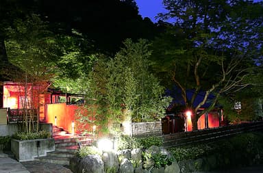 さりげなく別世界へと誘う