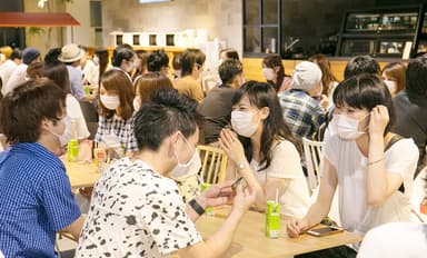 マスクをすれば自然と笑顔に