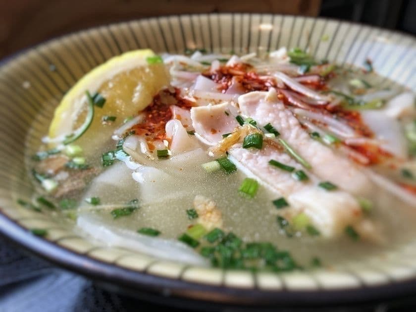 うどん屋が始めた進化系アジア料理屋！　
今、話題の海南鶏飯専門店が、
都内でも珍しい自家製生米粉麺のフォーを販売開始
