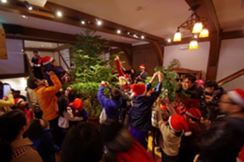 六甲オルゴールミュージアム
クリスマスイベント11月27日(月)から開催
～初日には、六甲山小学校・幼稚園の生徒がツリーの飾り付け～