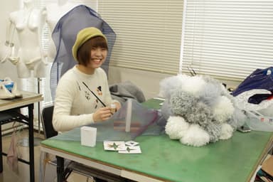 様々な服・アクセサリーを発表