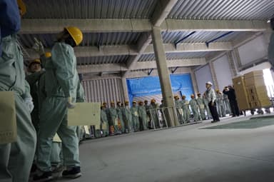 工事中の現場を見学している様子