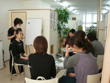 サロンでのホームケア教室の様子