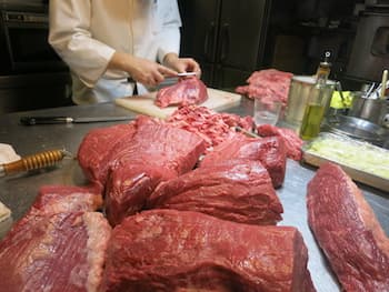 熊本県産　あか毛和牛を捌いているところ