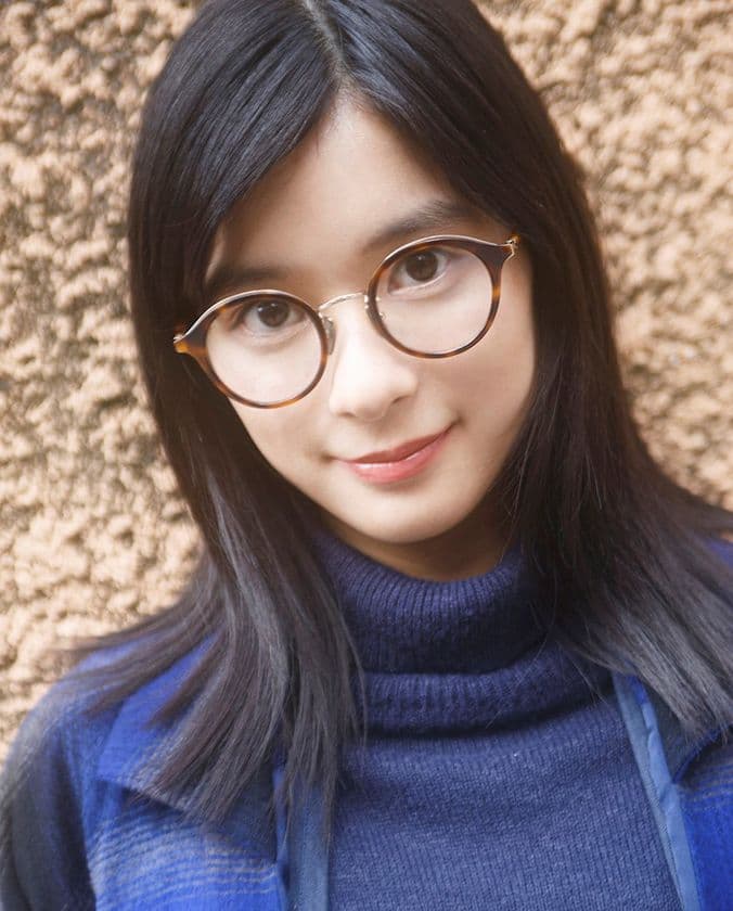 メガネグラビア「ビジョメガネ」で
2018年1月スタートの月9ドラマ主演女優
芳根京子がメガネ顔を披露！
電子雑誌『デジモノステーション』
2018年2月号 12月25日（月）発売