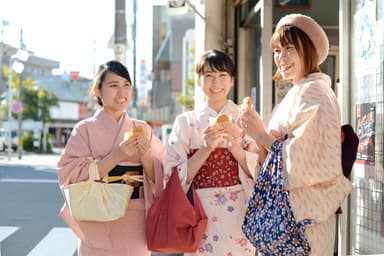 名物コロッケの食べ歩きも