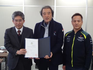12月27日の認定書授与式の様子(岐阜県庁内にて　左：岐阜県健康福祉部生活衛生課 課長 緒方様　中央：大里ラボラトリー代表取締役社長　林　右：大里ラボラトリー ISO管理責任者　岩井)