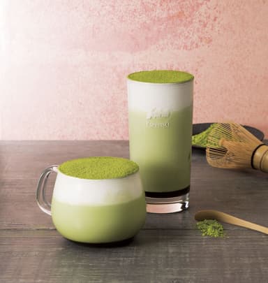 商品イメージ(左から)：抹茶ティラミスラテ、アイス抹茶ティラミスラテ