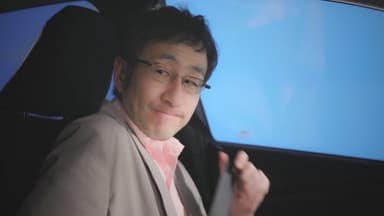 成長した息子を嬉しそうに眺める父親。