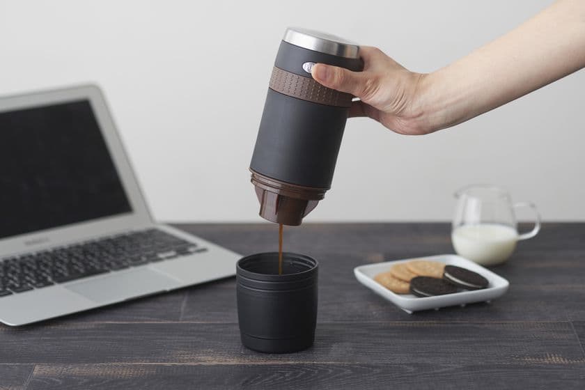 乾電池タイプの屋外で使用できるコーヒーメーカー　
カプセル・コーヒー粉両タイプの対応可能！3月上旬発売