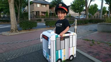 ダンボールカーに乗って遊ぼう！