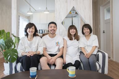 O様ご夫婦(中央)と設計担当の中村(左)根岸(右)