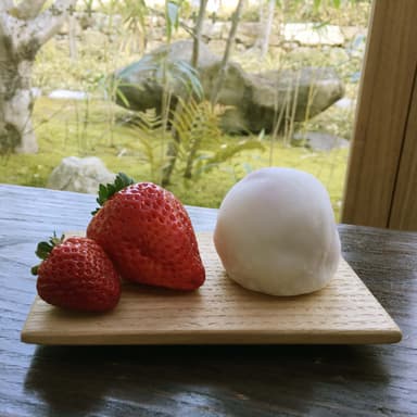 デラックスサイズの苺を使用「高島屋大阪店限定「丹波産大粒いちご大福」」