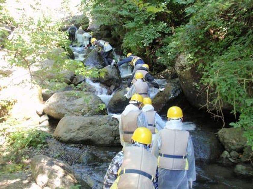 大自然の中で主体性・協調性・問題解決能力を身につける！
スパルタ研修とは真逆の発想から生まれた
『チームビルディング研修』が参加社数130社を突破