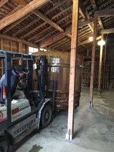 野澤食品工業に運ばれる木桶
