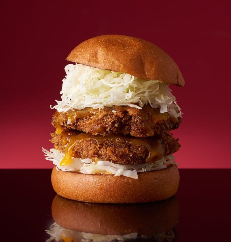 「黒毛七厘」のメンチカツがバーガーになって復活！
HENRY’S BURGER 秋葉原店限定で「メンチカツバーガー」発売