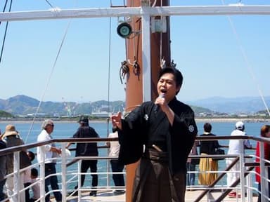 船内で「いごっそ魂」を熱唱する三山さん