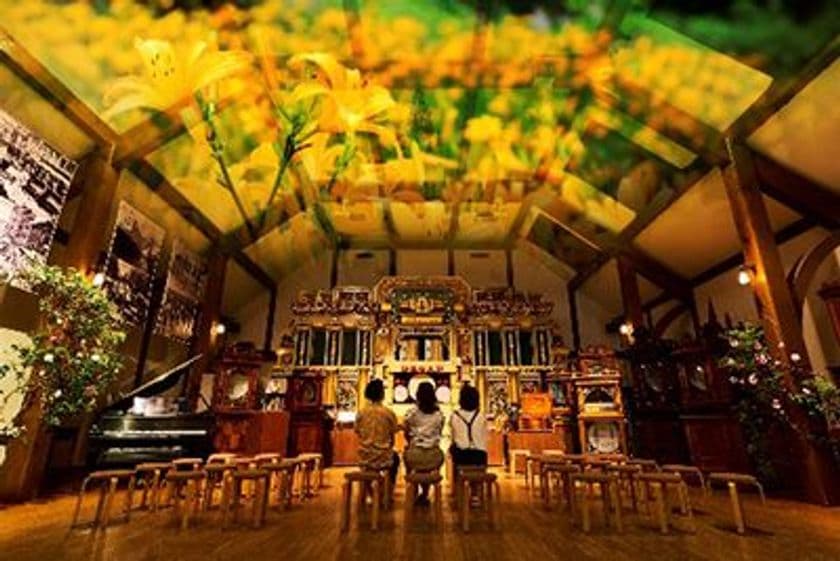 六甲オルゴールミュージアム　特集コンサート
「六甲山の花々とオルゴール～バラの香りに包まれて～」
自動演奏ピアノを使ったフラワーアレンジメントも展示