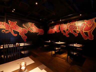 店内にはレッドジャガーが優雅に闊歩