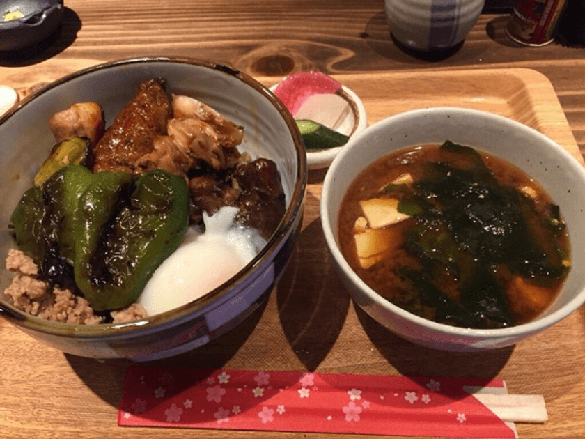 2017年9月にオープンした赤坂見附の焼き鳥「伍ばんてお」が
ランチタイムに旨味たっぷりの甲州地どりを使用した
［甲州地どり炭火焼き鳥丼］をスタート