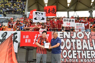 左＝ロアッソ熊本東京応援団 団長 時任 總明、右＝ロアッソ熊本 ゼネラルマネージャー 織田 秀和氏