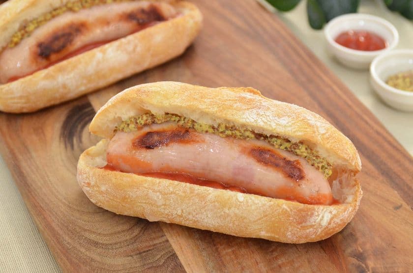 ふわっとした軽い食感　しっとりとした口当たり　
人気の“豆乳パン 新食感シリーズ”の最新作
「ジャイアントフランクドッグ」新登場！
6月1日(金)～6月30日(土)全国82店舗にて期間限定販売
