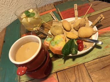 濃厚ウニソースで食べる串カツ「ウニージョ」
