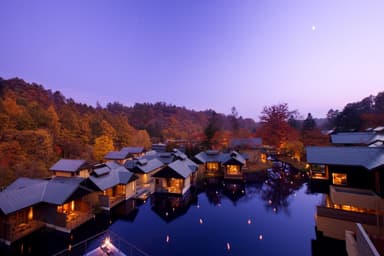 【星のや軽井沢】集落全景（秋）