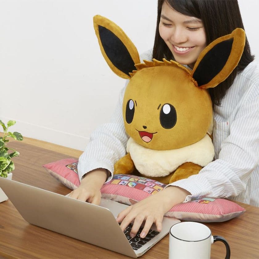 「イーブイ」のぬいぐるみ型PCクッション第2弾が登場！
愛嬌溢れるかわいい姿を再現